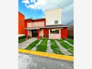 Casa en renta en Santa Cruz Otzacatipan, Toluca, México