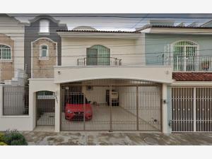 Casa en remate en Bosques de La Victoria, Guadalajara, Jalisco