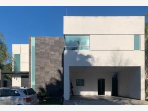 Casa en venta en Yerbaniz, Santiago, Nuevo León