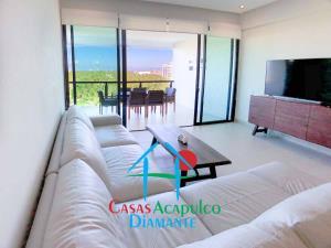 Departamento de playa con terraza y vista a los jardines y albercas