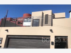 Casa en venta en Valle Dorado, Ensenada, Baja California