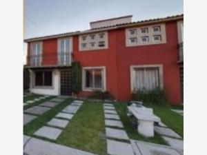Casa en venta en Valle de la Hacienda, Toluca, México