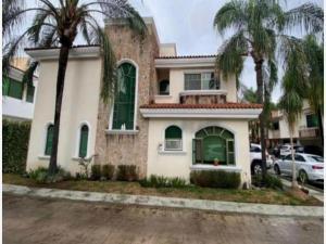 Casa en venta en Jardines de La Patria, Zapopan, Jalisco