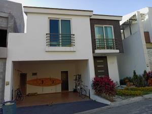 Casa en venta en Los Milagros de Valle Alto, Monterrey, Nuevo León