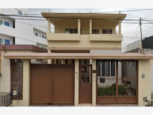 Casa en remate en Lomas del Roble, San Nicolás de los Garza, Nuevo León