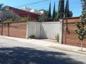 Casa en Venta en San Pedro Cholula con Extenso Terreno y Amplio Estacionamiento