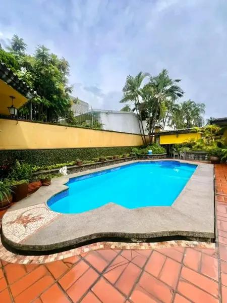 CASA CON VOCACION MULTIPLE BIEN UBICADA
