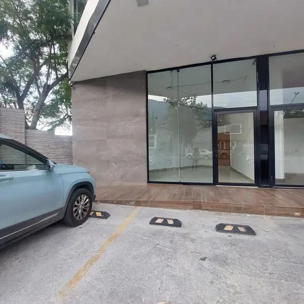 Local en renta en Las Cumbres, Monterrey, Nuevo León