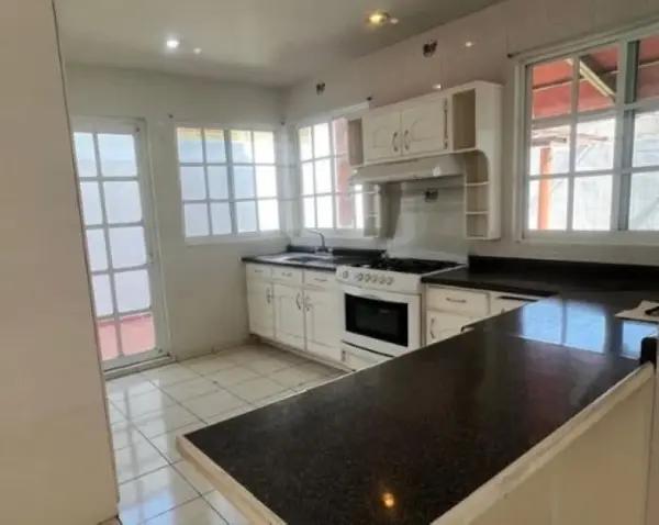 PRECIOSA Y AMPLIA CASA, EXCELENTE UBICACIÓN EN ZAPOPAN, CERCA AL CENTRO DE GUADALAJARA -NO CRÉDITOS-