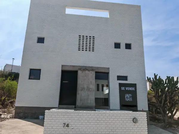 MODERNA CASA DE AUTOR NUEVA DISEÑO EXCLUSIVO AMPLIO JARDIN ACABADOS DE CALIDAD