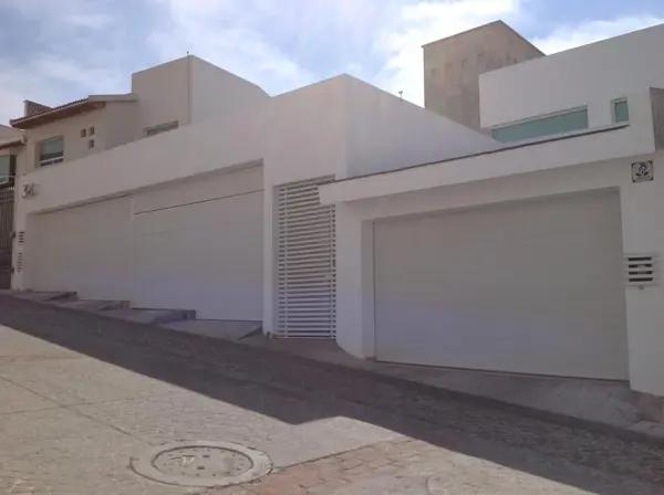Casa con acabados de lujo en Venta en Milenio III, Querétaro: Ubicación Estratégica y Confort