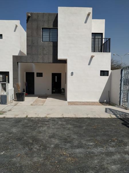Casa con recámara en planta baja por Prolongación Juárez