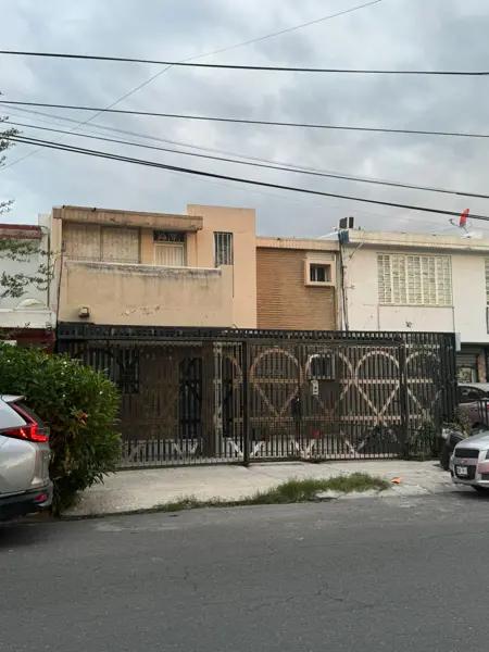 Casa en Venta en La Florida, Monterrey, Nuevo León sobre Avenida José Alvarado. Buen patio trasero.