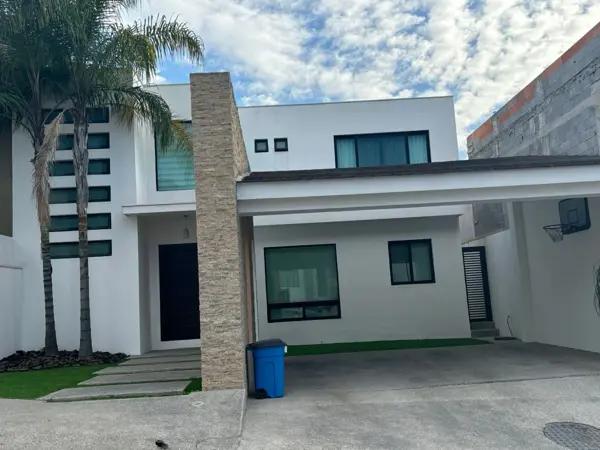 Casa en Venta en Los Milagros de Valle Alto, Monterrey, Nuevo León. Semi - equipada.