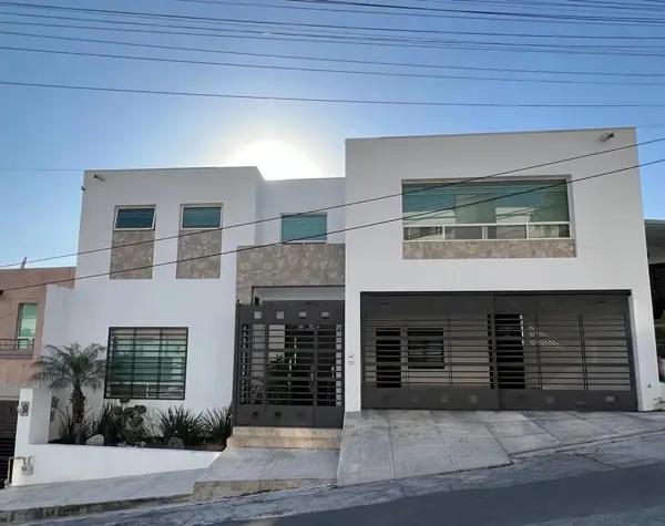 Casa en Venta en Contry Sol, Guadalupe, Nuevo León. 4 Niveles. 4 Recámaras. 4.5 baños.