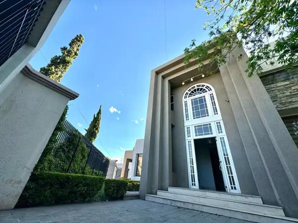 Casa en Venta en Los Doctores, Saltillo: Amplia Residencia con Jardín