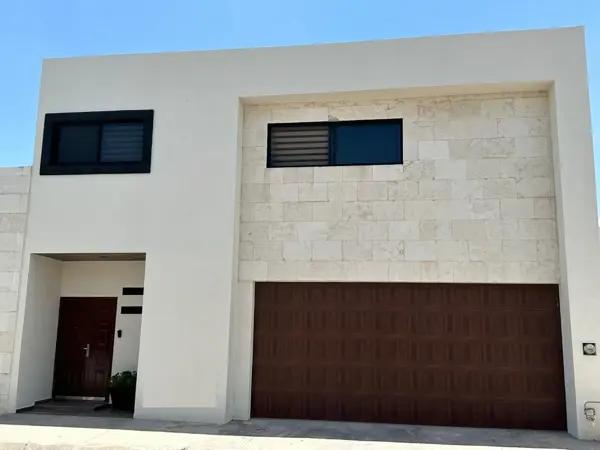 Casa en Venta en Habita II, Saltillo: Espaciosa Propiedad en Comunidad Cerrada