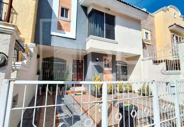 Casa en Venta en Las Alamedas, Zapopan, Jalisco: Espaciosa y Bien Ubicada