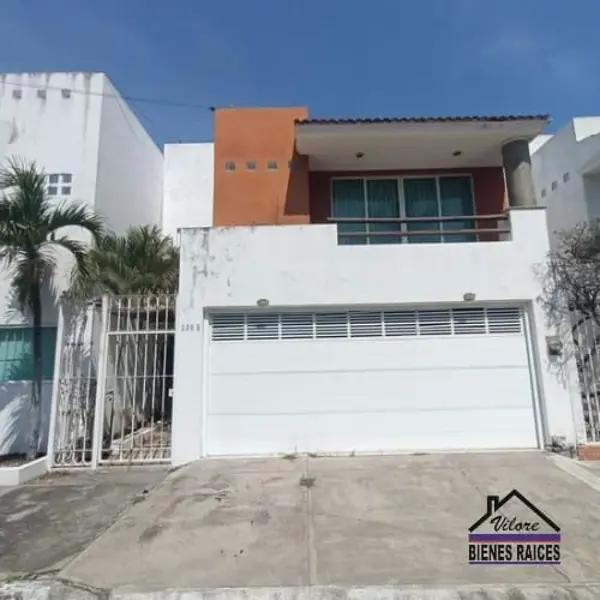 Casa sin muebles de 3 recámaras en Fracc. Costa de Oro sobre avenida principal
