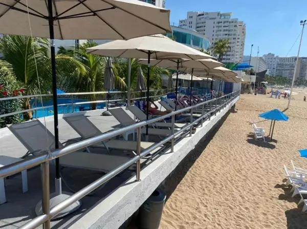 $$$ Departamento en la playa, alberca y la mejor ubicación en Acapulco Dorado.