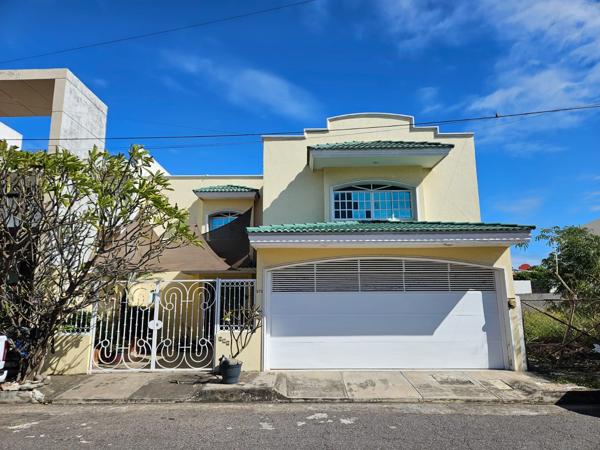 Casa en Venta en Costa de Oro, Boca del Río, con Alberca y Jardín