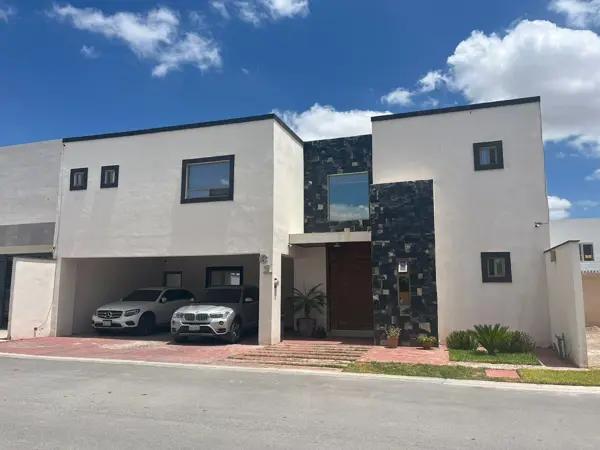 Casa con habitación y baño completo en planta baja en VENTA en Quintas Tamarindos.