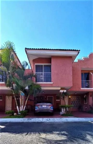 Casa en Venta en Rinconada de la Calma, Zapopan, condominio cerrado