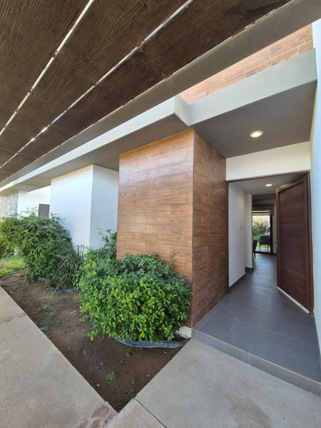 Casa con recámara abajo en Altozano