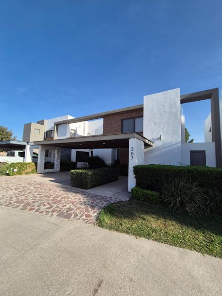 Casa Amueblada en Venta con Recámara en Planta Baja en Altozano la Nueva Laguna