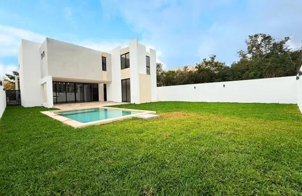 Casa con jardín, alberca privada, en venta, Zona Norte, Merida