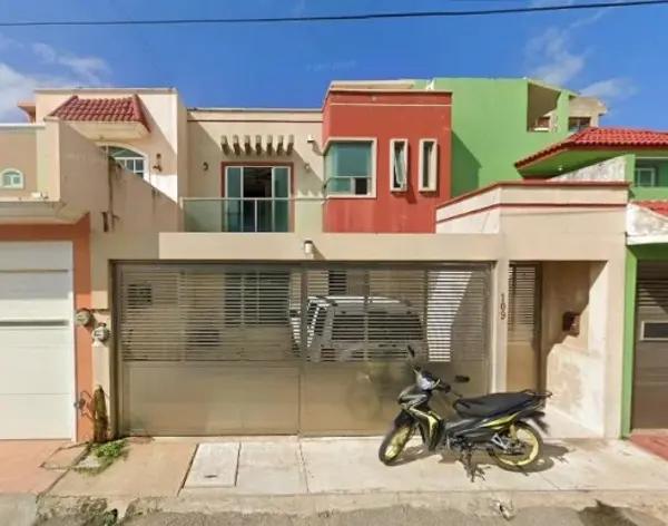 Casa en Venta en Paraíso Coatzacoalcos, Veracruz: Amplia y Confortable