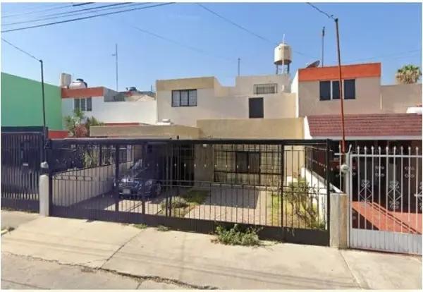 Casa en Venta en Jardines Alcalde, Guadalajara con 4 Recámaras y Jardín