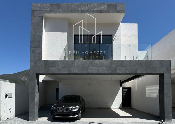 Casa en venta en El Uro, Monterrey, Nuevo León