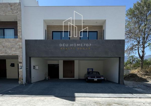 Casa en venta en El Uro, Monterrey, Nuevo León