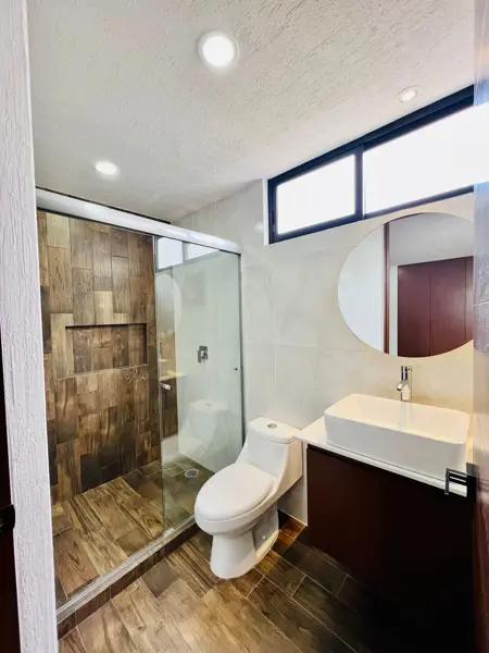 Casa en Venta en Lomas de Angelópolis: Espaciosa Residencia en Barrio Cascatta