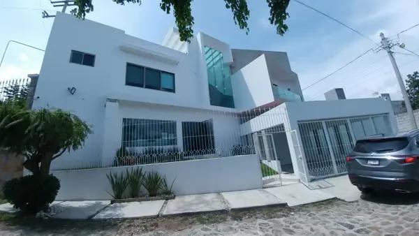 Residencia familiar con alberca, Jardines de Tlayacapan, Morelos