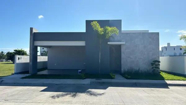 Oportunidad de Residencia de un piso con tres habitaciones en venta muy cerca a plaza el dorado