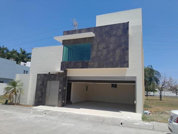 HERMOSA CASA CON ALBERCA EN PALMAS MEDELLÍN