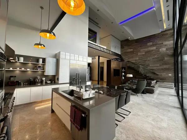 Residencia de lujo en zona Villas de San Ángel en Saltillo con alberca, sala de cine, terraza.