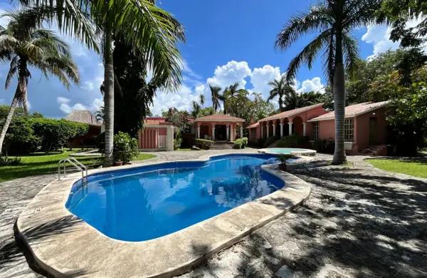 Casa con jardín amplio con alberca privada en venta, Centro, Cozumel.
