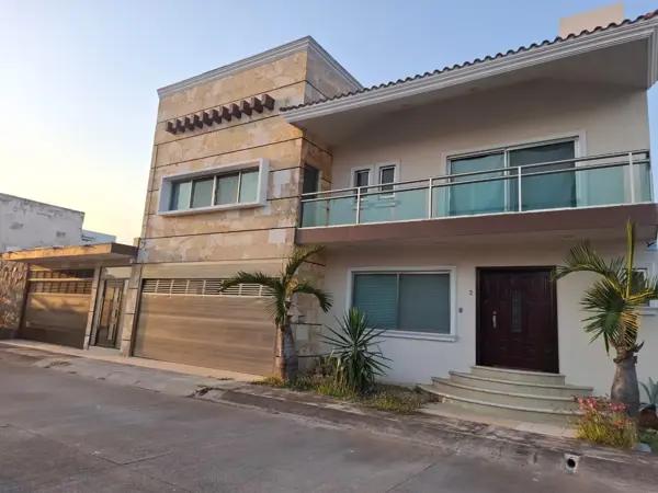 Casa en Renta en Las Palmas de Medellín: Amplia y Moderna Vivienda con Alberca