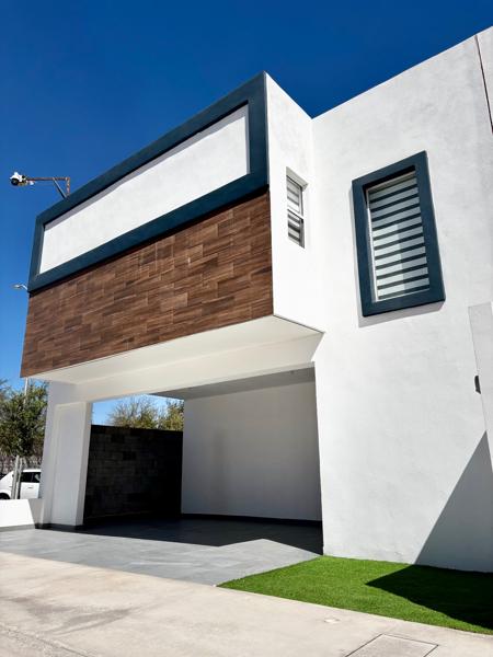 Casa Muestra en Zona TEC de MTY en Venta !