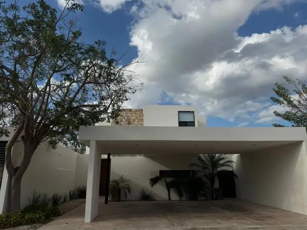 Hermosa casa de 3 recámaras + cuarto de servicio en Temozon Norte
