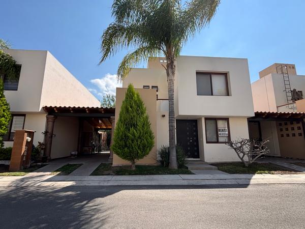 Rento casa en Puerta Real mod Barcelona en Corregidora, Querétaro