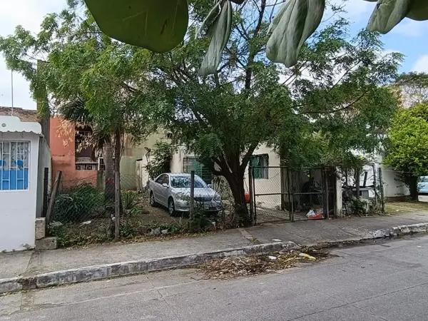 Casa en venta con terreno excedente Av. principal