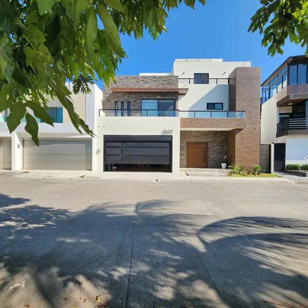 CASA EN VENTA CON 4 RECAMARAS CON BAÑO, UNA EN P.B. EN FRACCIONAMIENTO CERRADO RIVIERA VERACRUZANA
