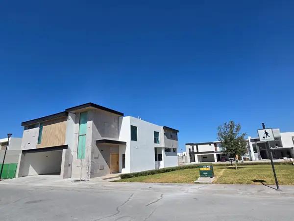 Casa en Venta en Habita II, Saltillo: Moderna y Espaciosa en Comunidad Cerrada