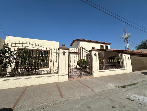 CASA EN EL CENTRO A DOS
CUADRAS DEL BOSQUE, PARA OFICINAS, NOTARÍAS, DESPACHOS, CONSULTORIOS