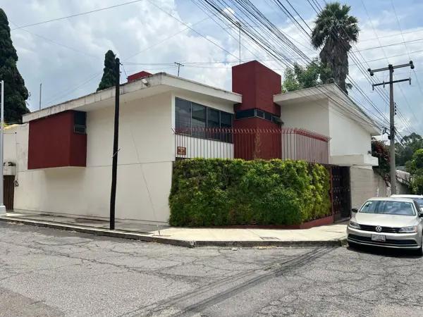 Casa en Venta en El Carmen, Puebla: Espaciosa Residencia con Jardín y Estacionamiento
