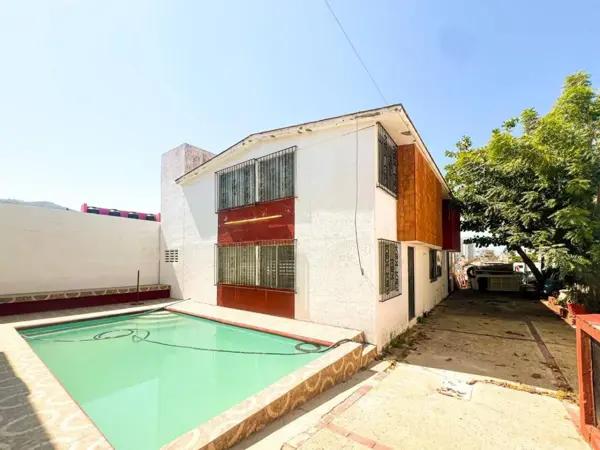 Casa en Venta en Fracc. Costa Azul, Acapulco: Tres Recámaras y Alberca